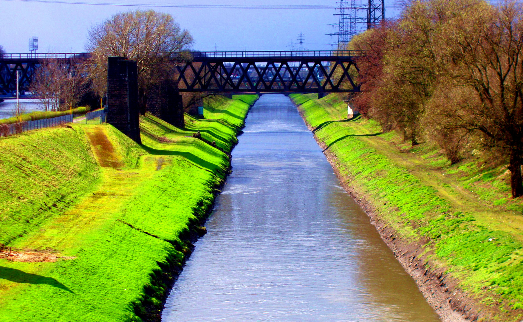 Grüne Ufer an der Emscher