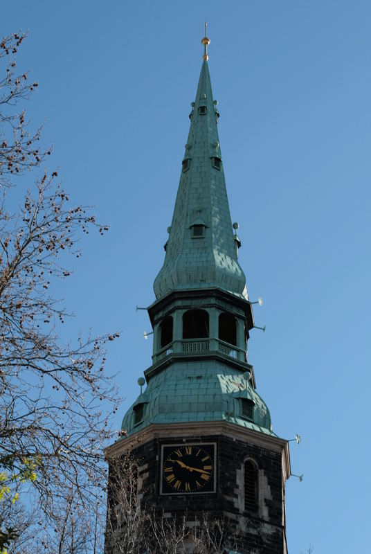 grüner Finger in blauem Himmel