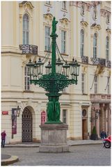 Grüner Kandelaber am Schlossplatz in Prag