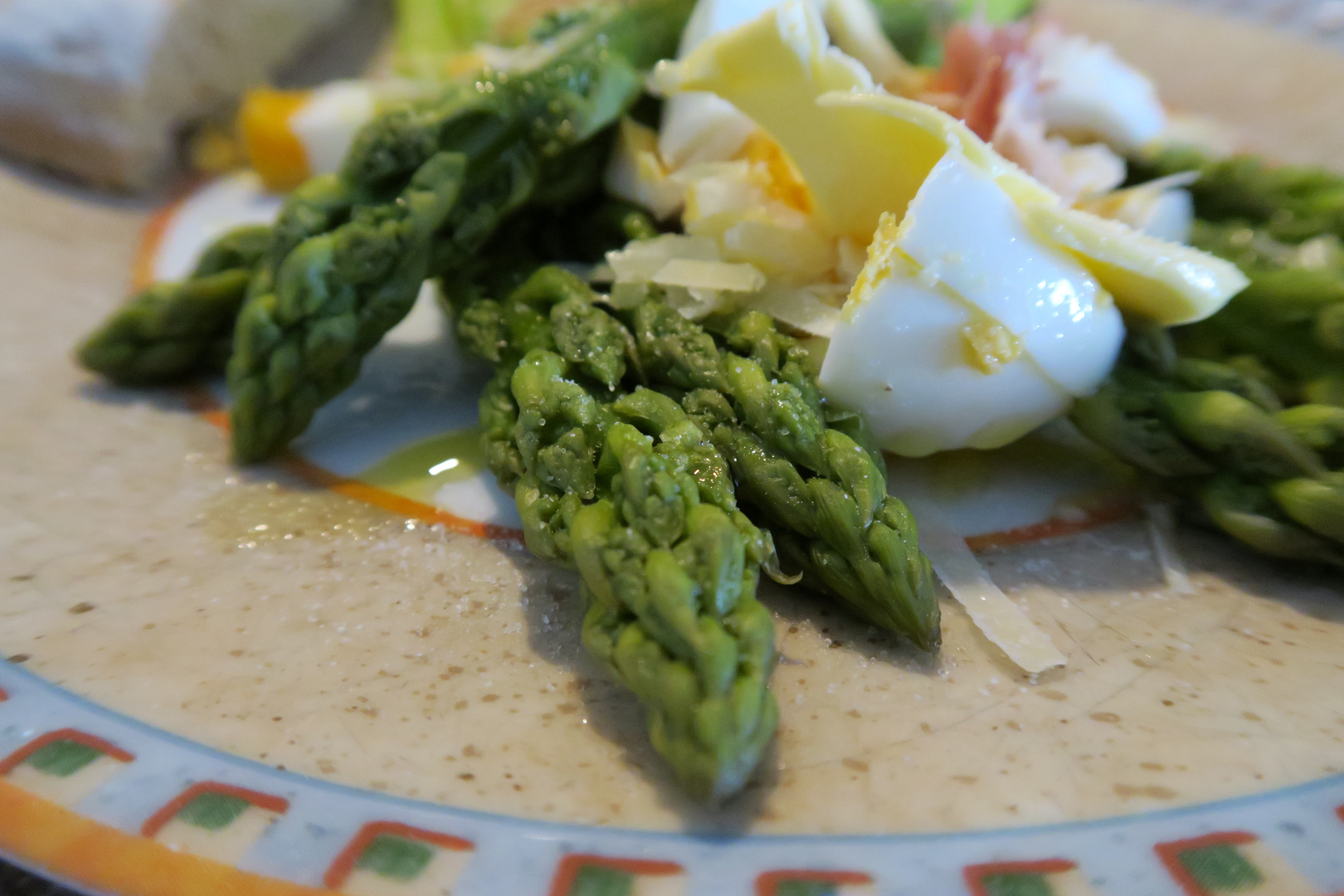 Grüner Spargel mit Eiern