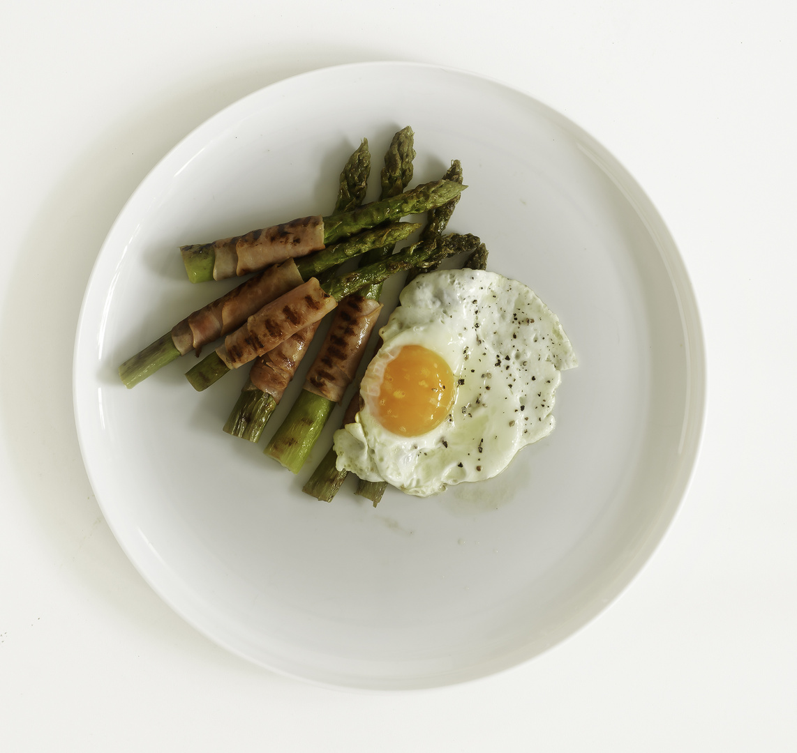 grüner Spargel mit Kochschinken und Spiegelei