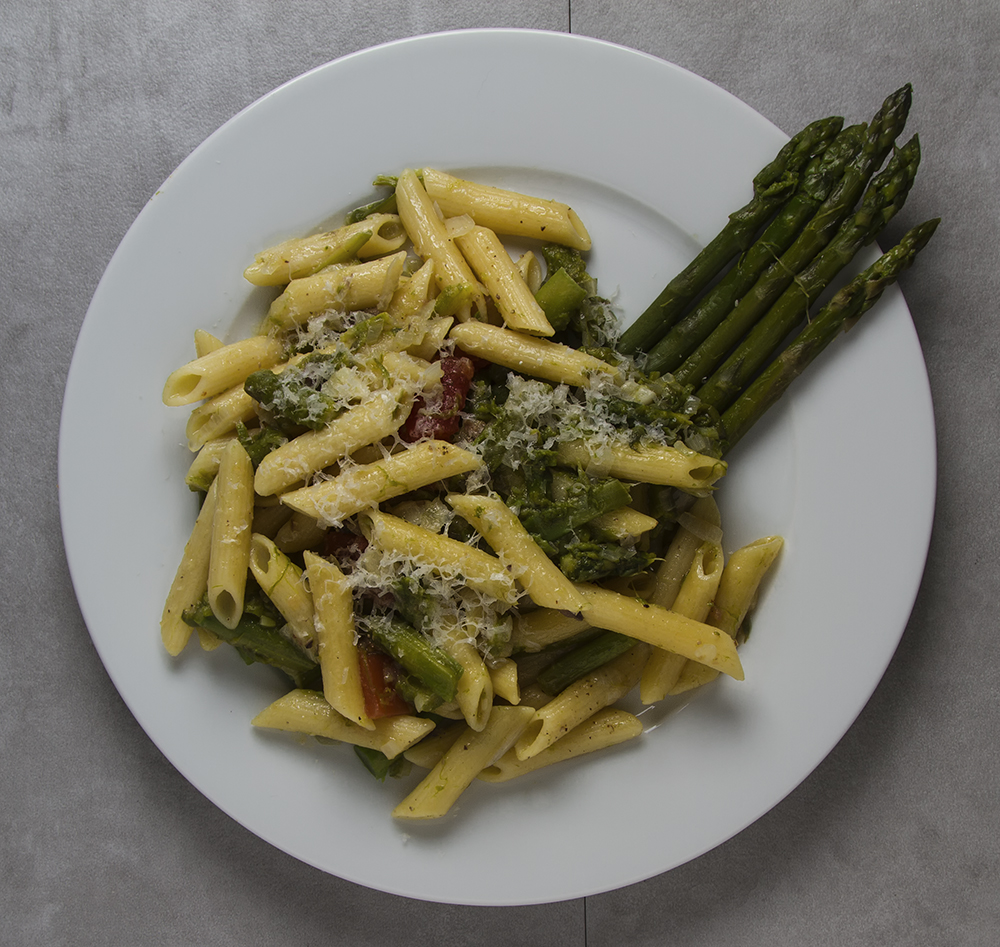 Grüner Spargel mit Penne Rigate und Sardellen