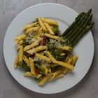 Grüner Spargel mit Penne Rigate und Sardellen