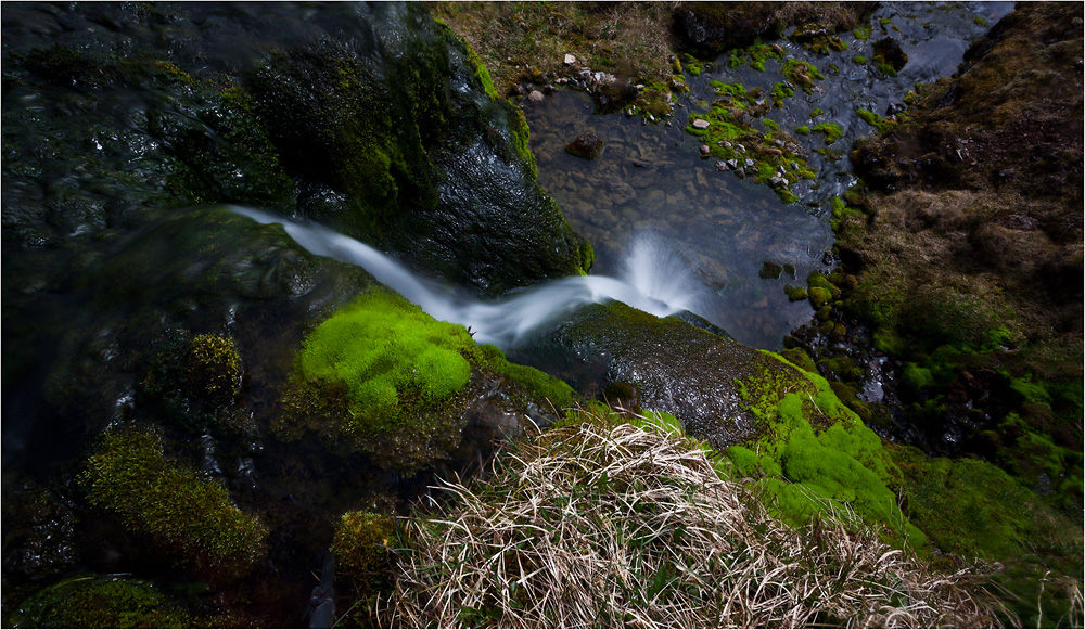 grüner Wasserfall in den Westfjorden