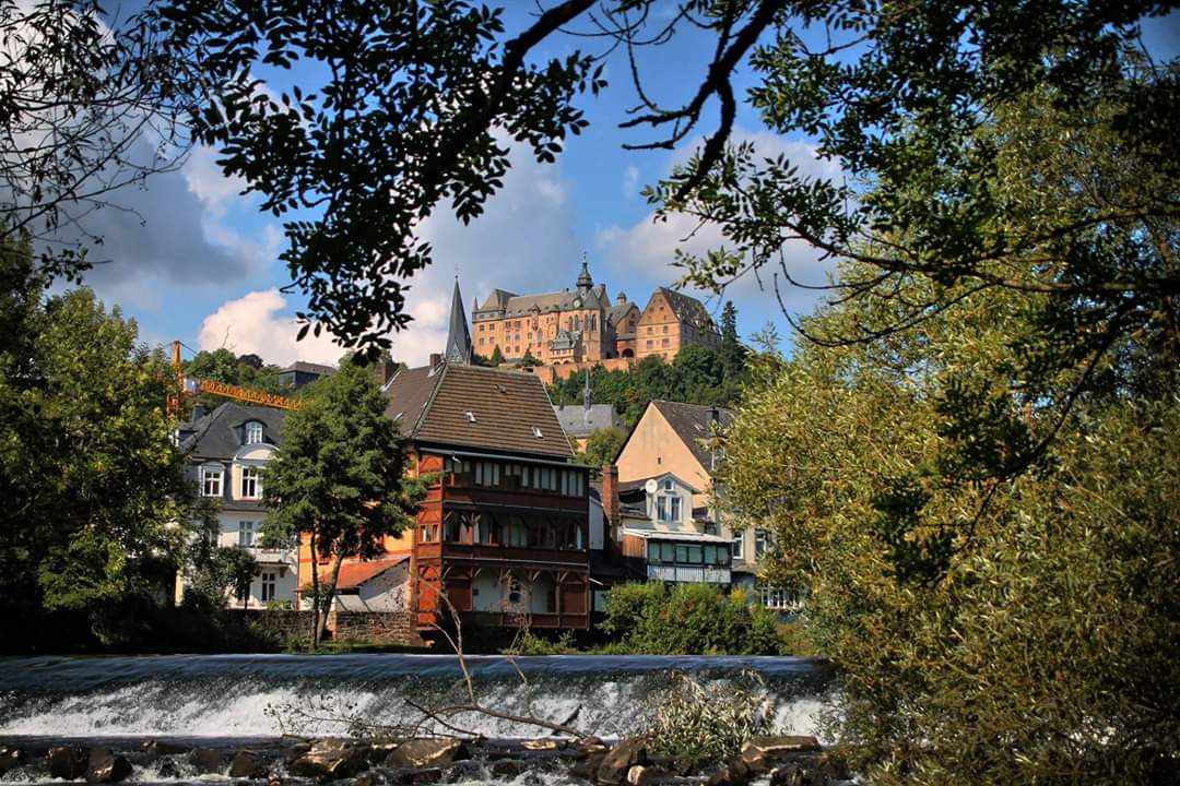 Grüner wehr mit Schloss Marburg 