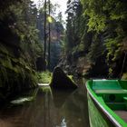 Grünes Boot in der Klamm