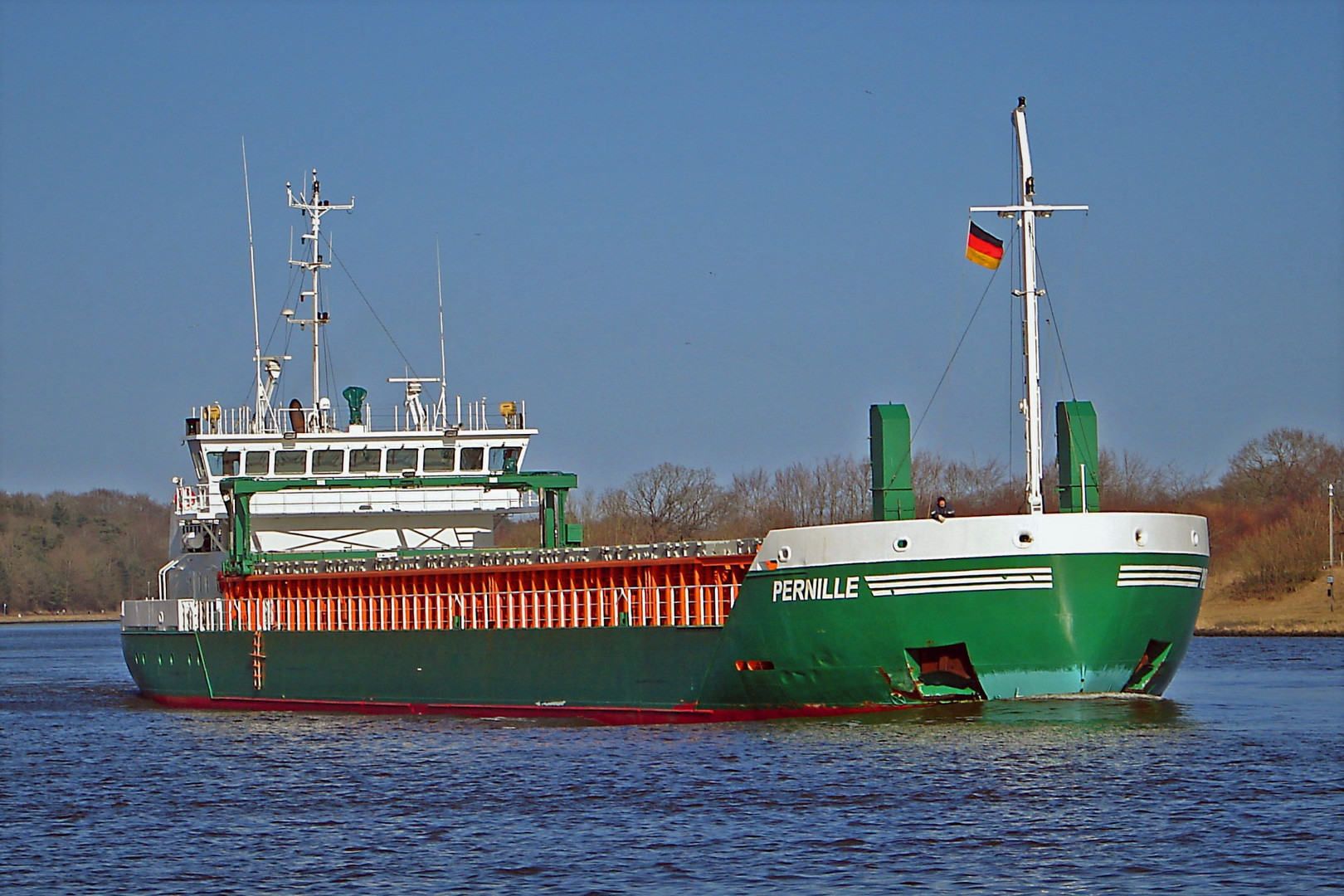 grünes Cargoschiff 