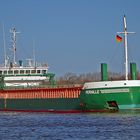 grünes Cargoschiff 