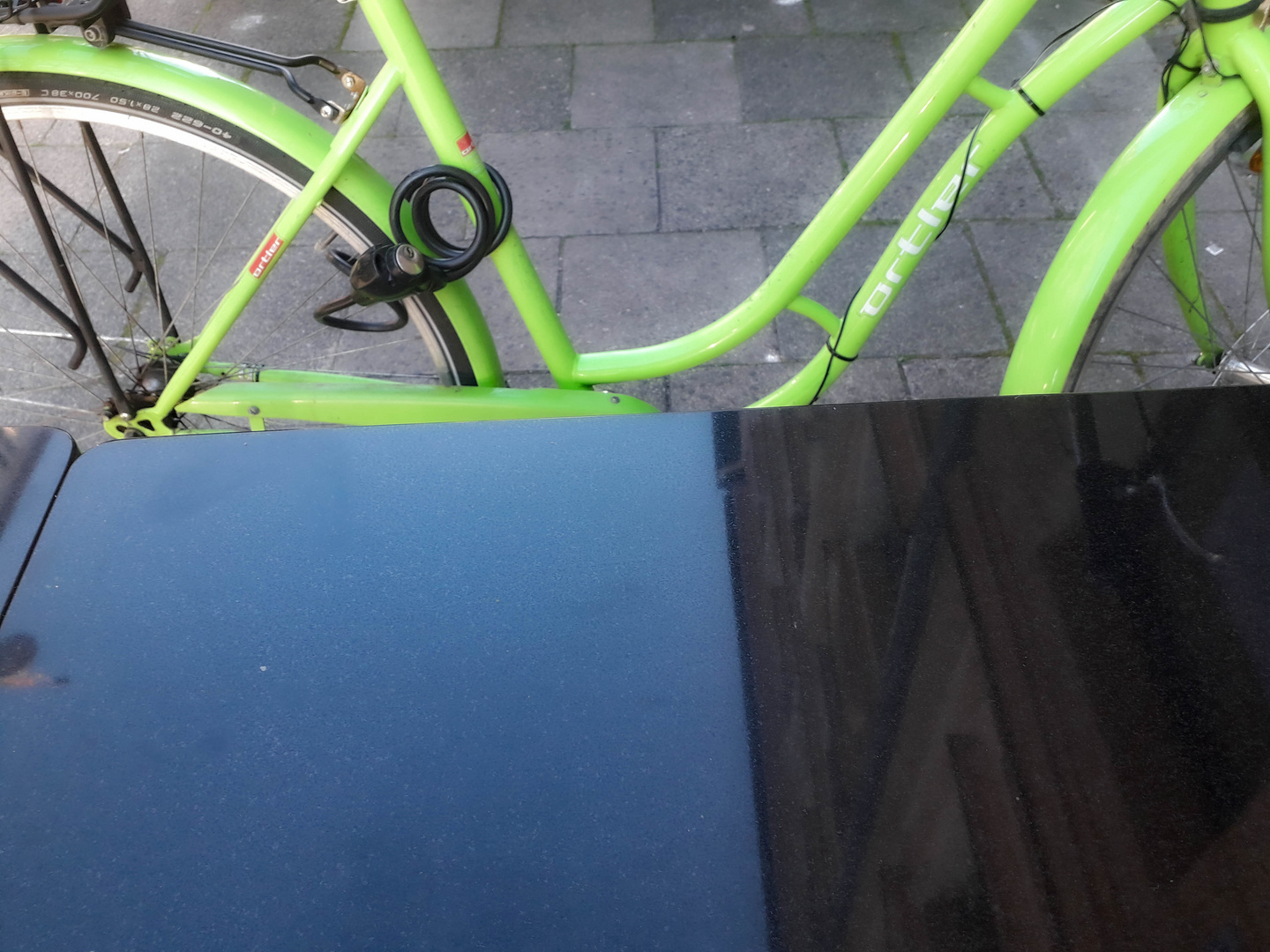 Grünes Fahrrad mit Tischspiegel...