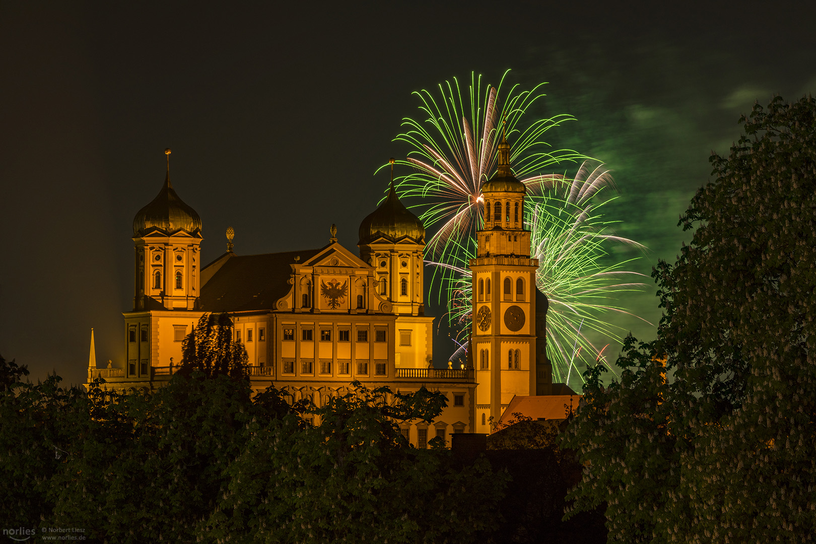 Grünes Feuerwerk über dem Rathaus