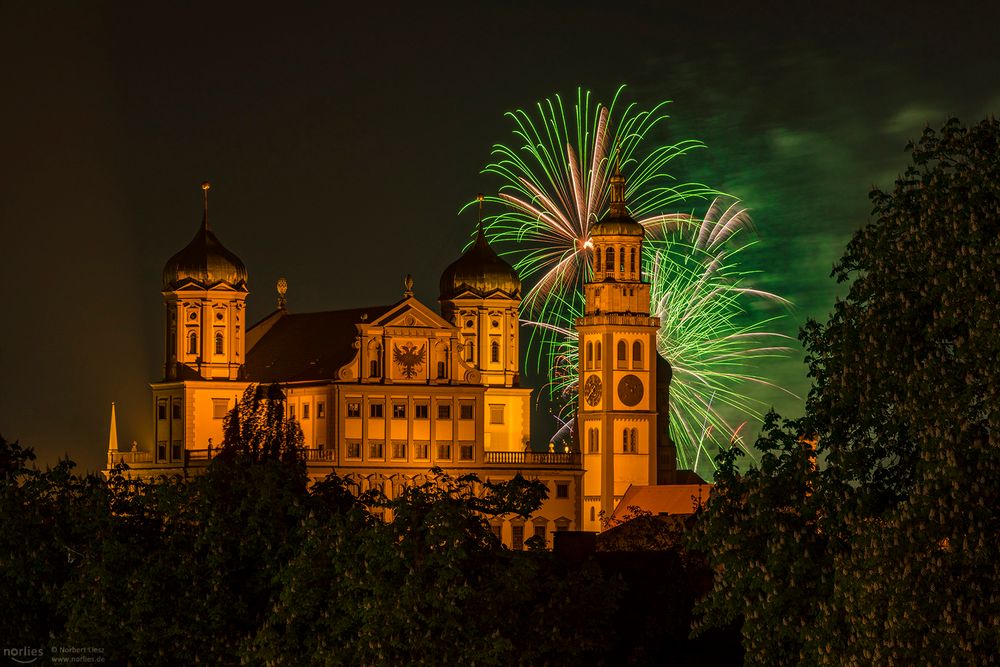 Grünes Feuerwerk über dem Rathaus