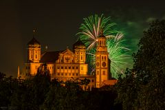 Grünes Feuerwerk über dem Rathaus