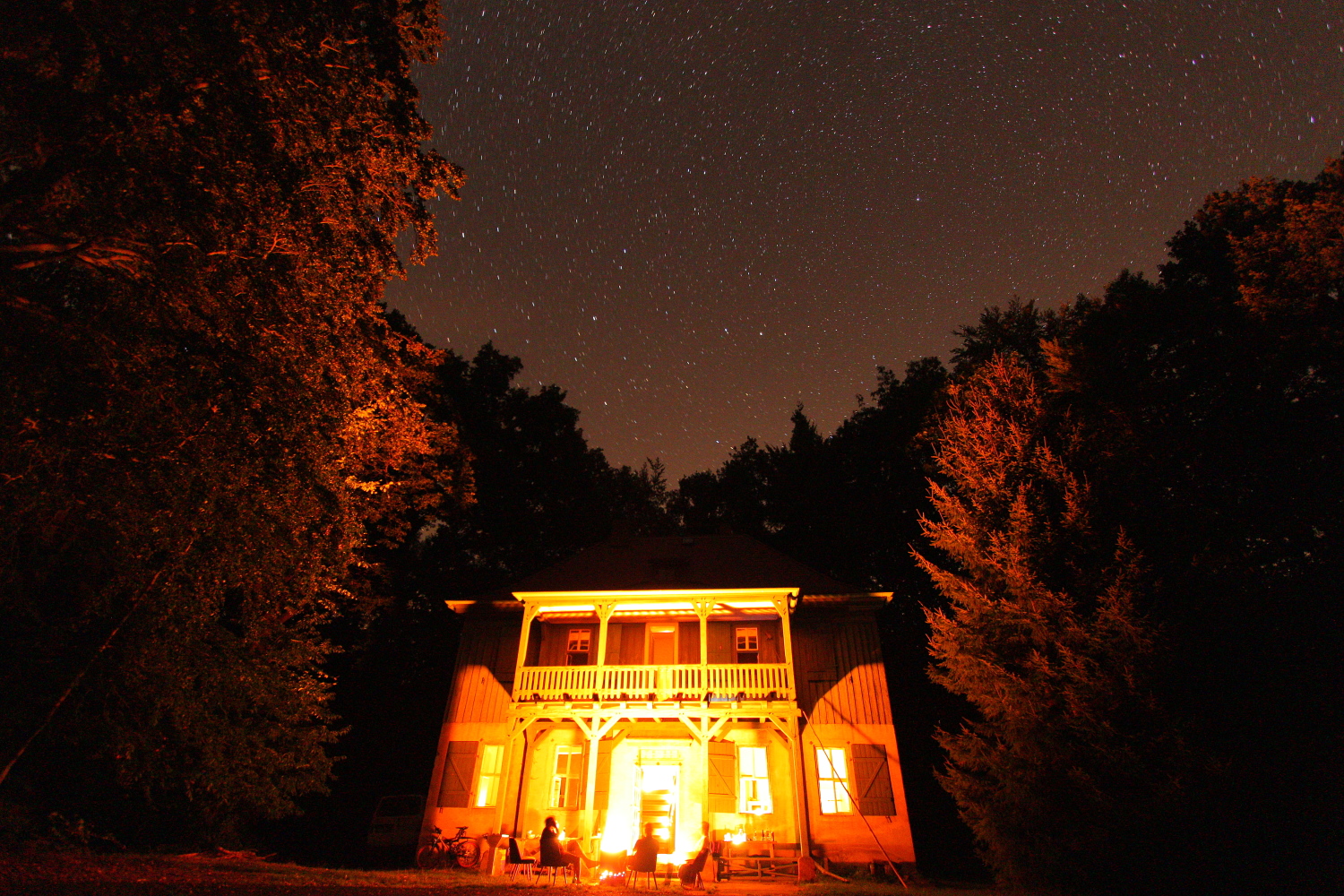 Grünes Haus bei Kerzenlicht