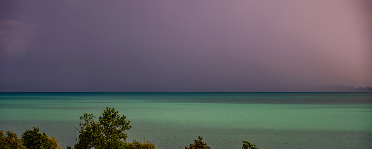 grünes Wasser und lila Himmel