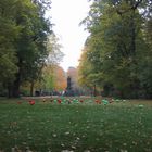 Grünonen und Schmusonen im herbstlichen Schloßgarten