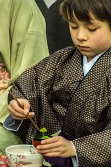 Grüntee - Japanische Teezeremonie/Schüler unter Aufsicht der Meisterin