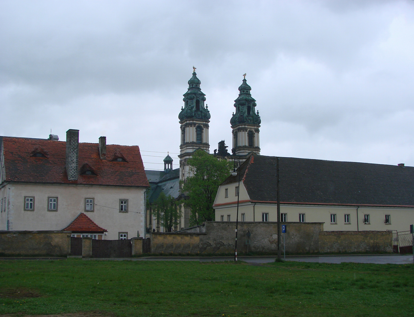 Grüssau, Klosterkirche 2007, vom Busparkplatz aus