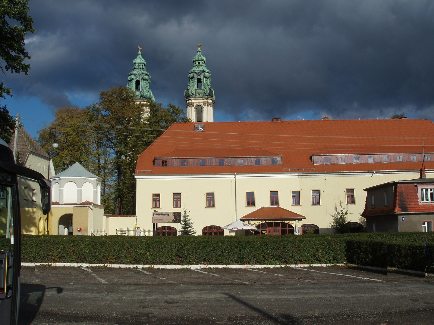 Grüssau, Klosterkirche 2007, vom Busparkplatz aus