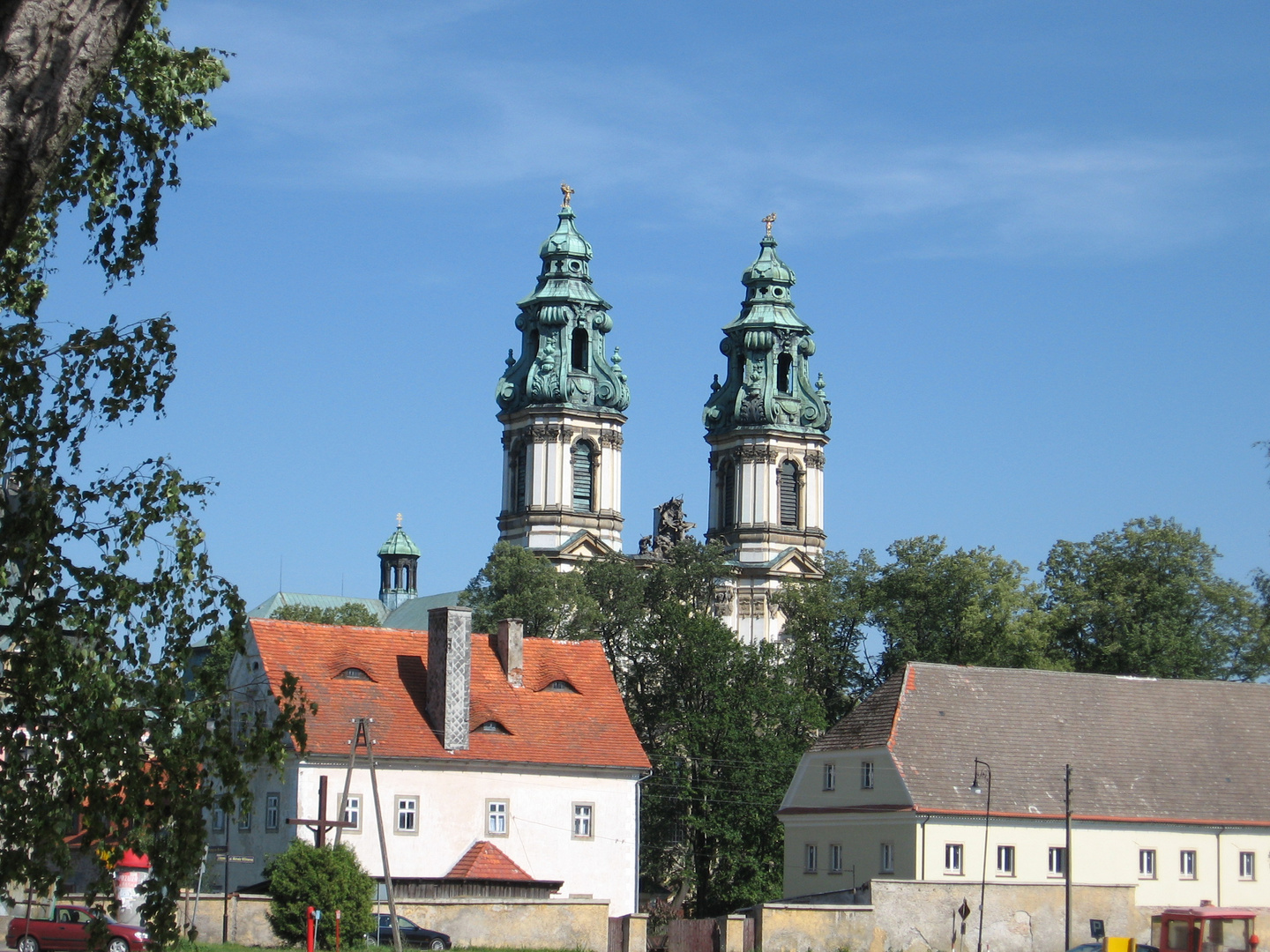 Grüssau, Klosterkirche 2007, vom Parkplatz aus