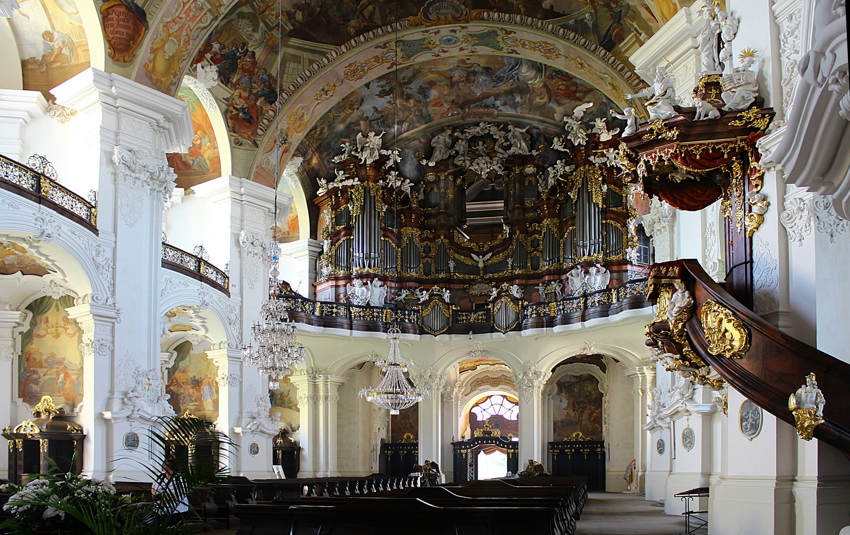 Grüssau Orgelempore und Seitenkapellen mit Kanzel in Marienbasilika