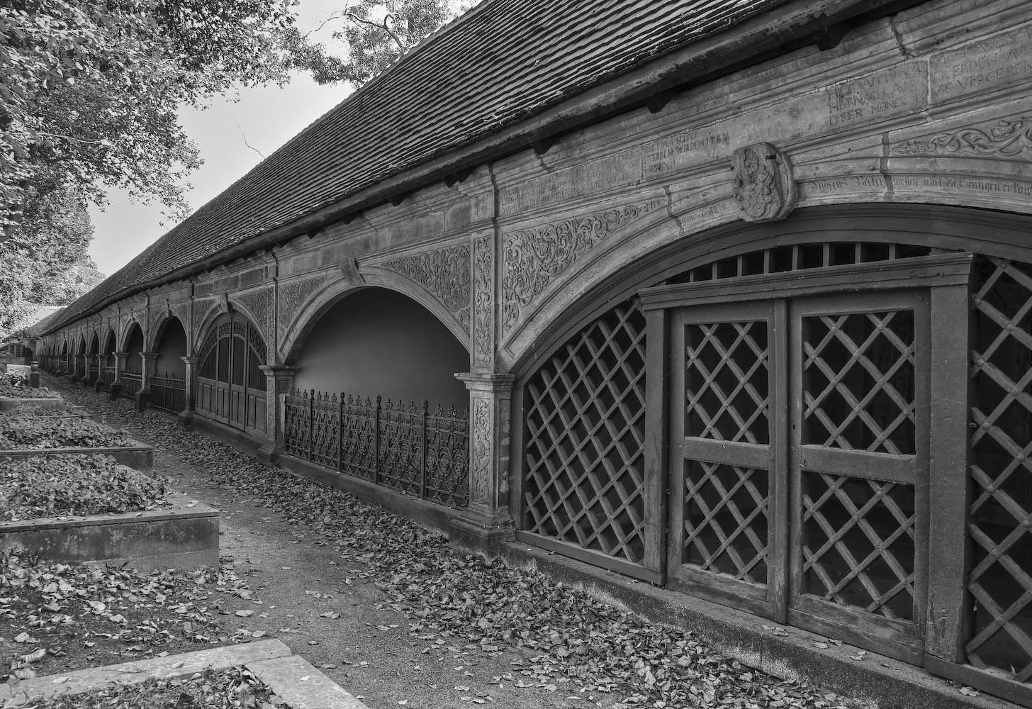 Grufthäuser mit Arkadenbögen entlang der Außenmauer