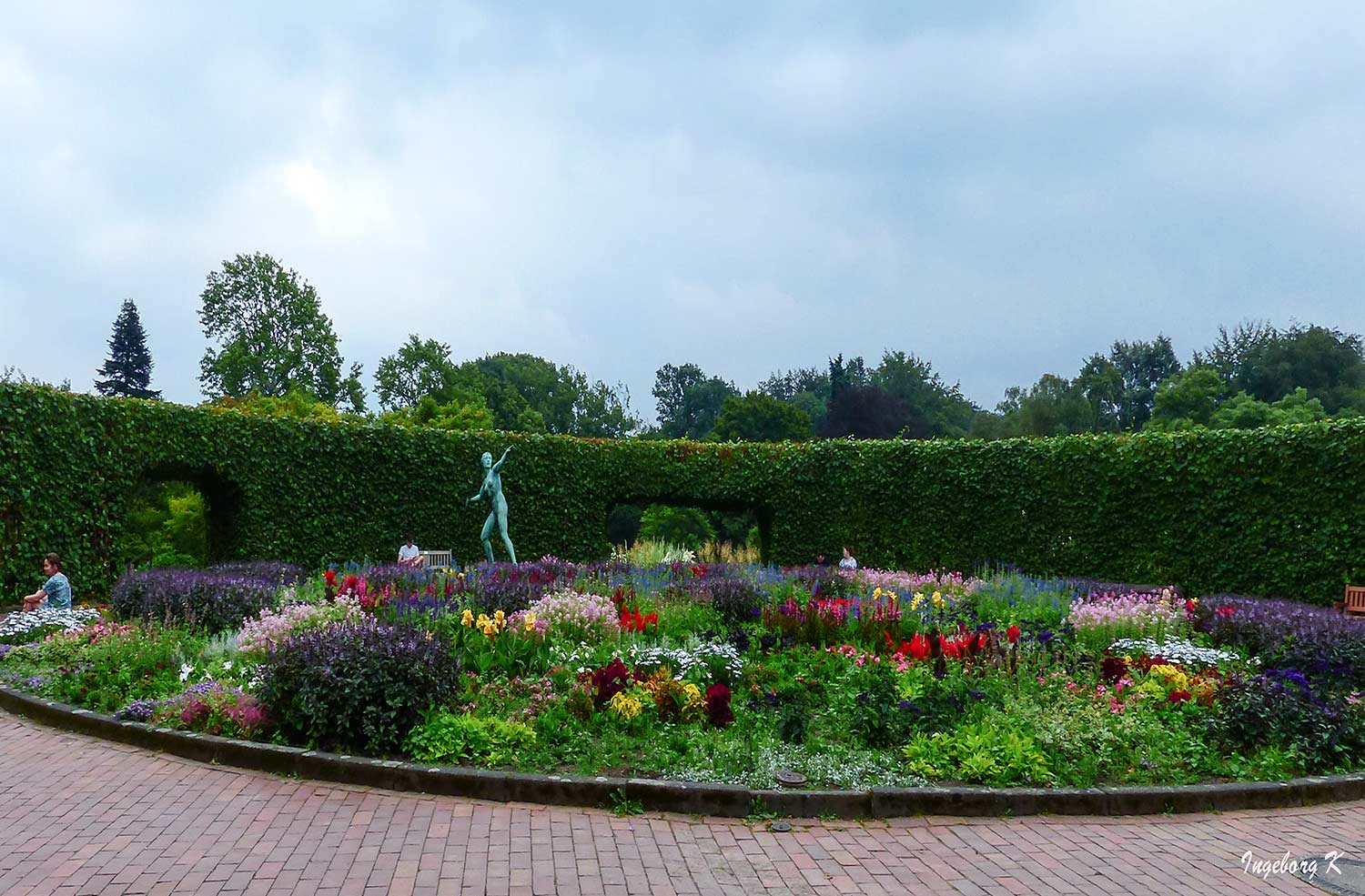 Gruga Essen - Blumeninsel mit Speerwerferin