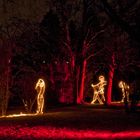 Gruga Essen - Parkleuchten - Spaziergänger im Dunkeln