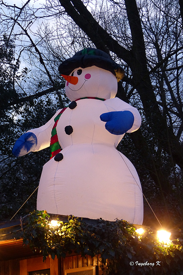 Grugapark - Lichterwochen - Ein Schneemann als Erinnerung an den abziehenden Winter