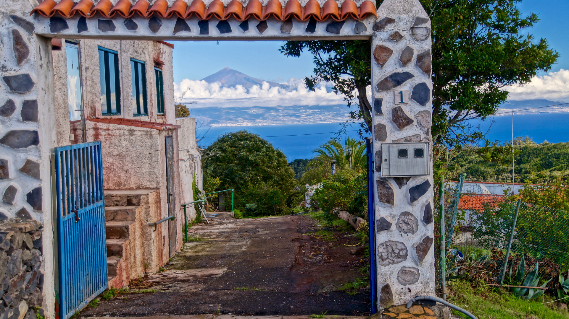 Grundstückseinfahrt mit Blick auf den Teide