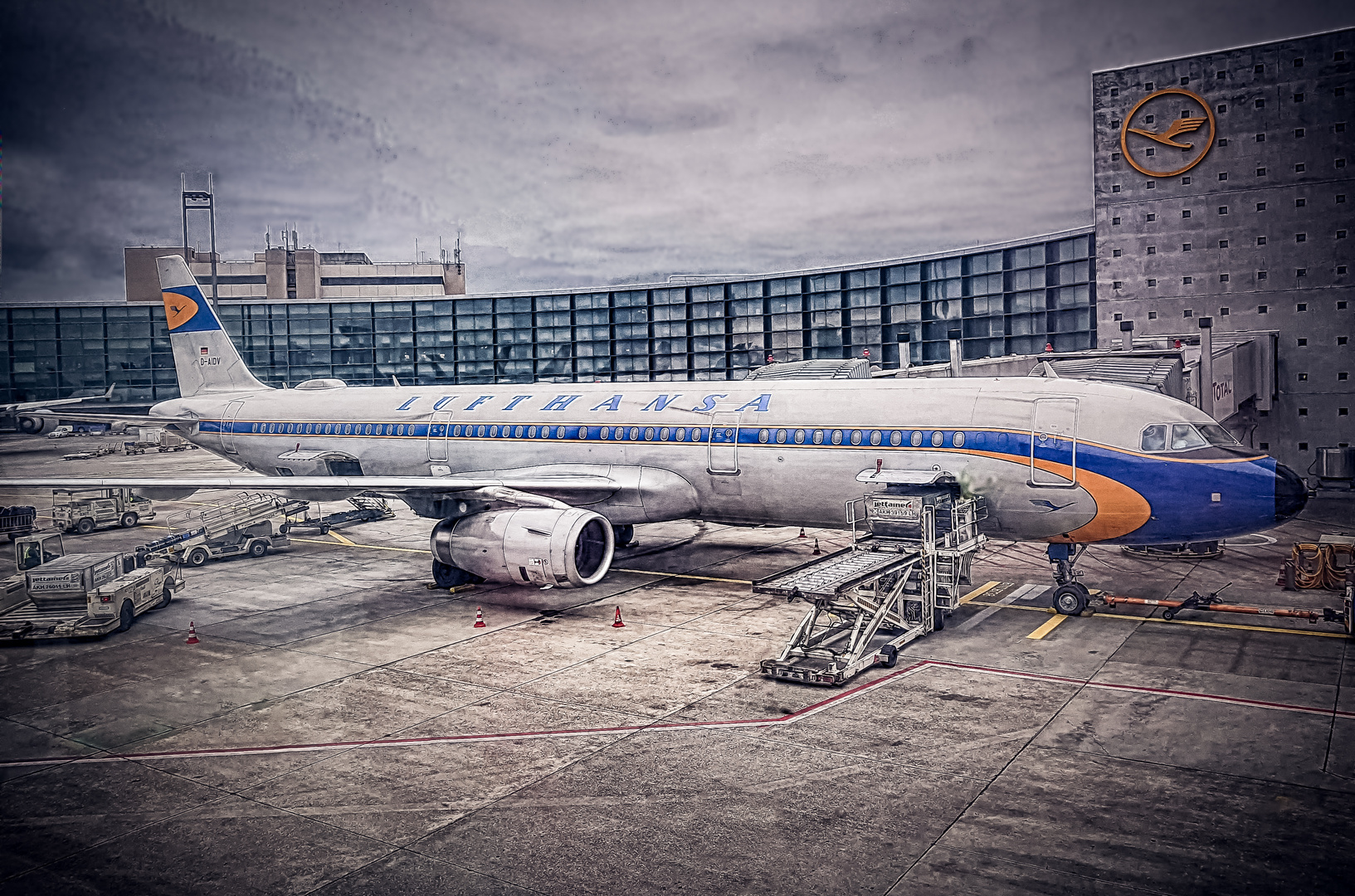 Grungy Retro Lufthansa Airbus A321-231