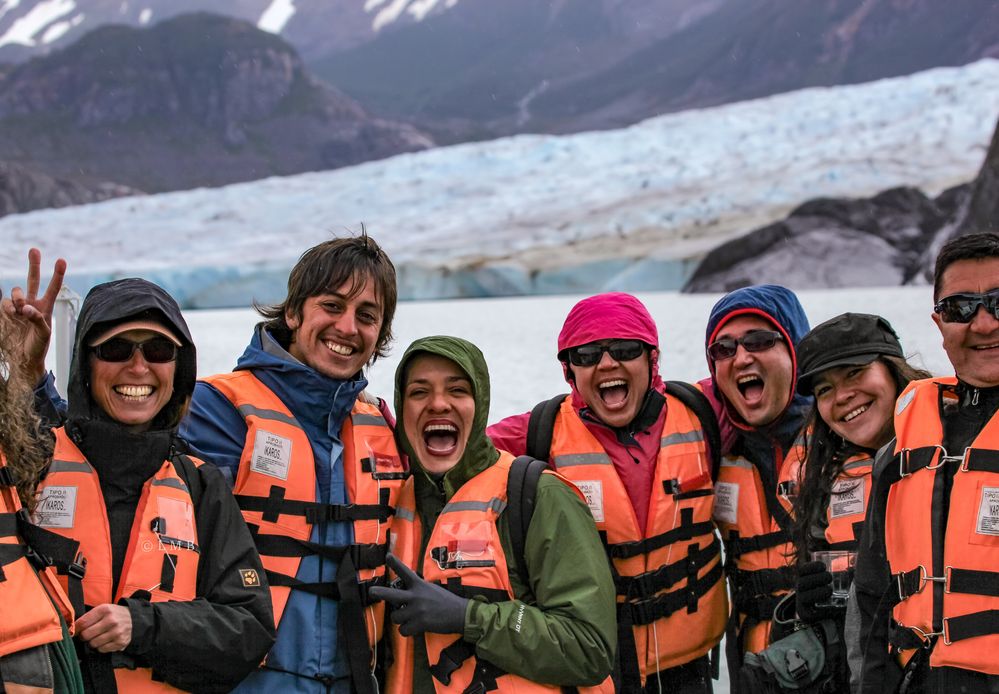 Grupo de expedición frente al Glaciar Grey