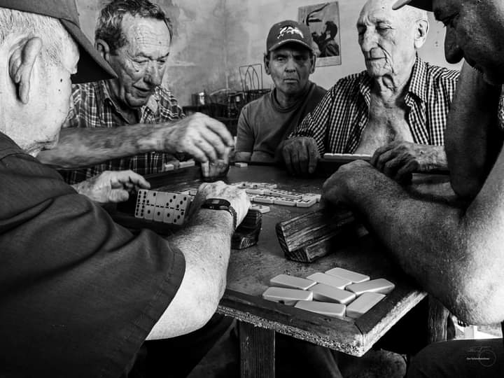 Gruppe Dominospieler in Kuba 