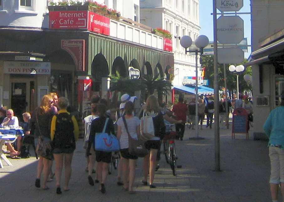 Gruppe in der Fußgängerzone