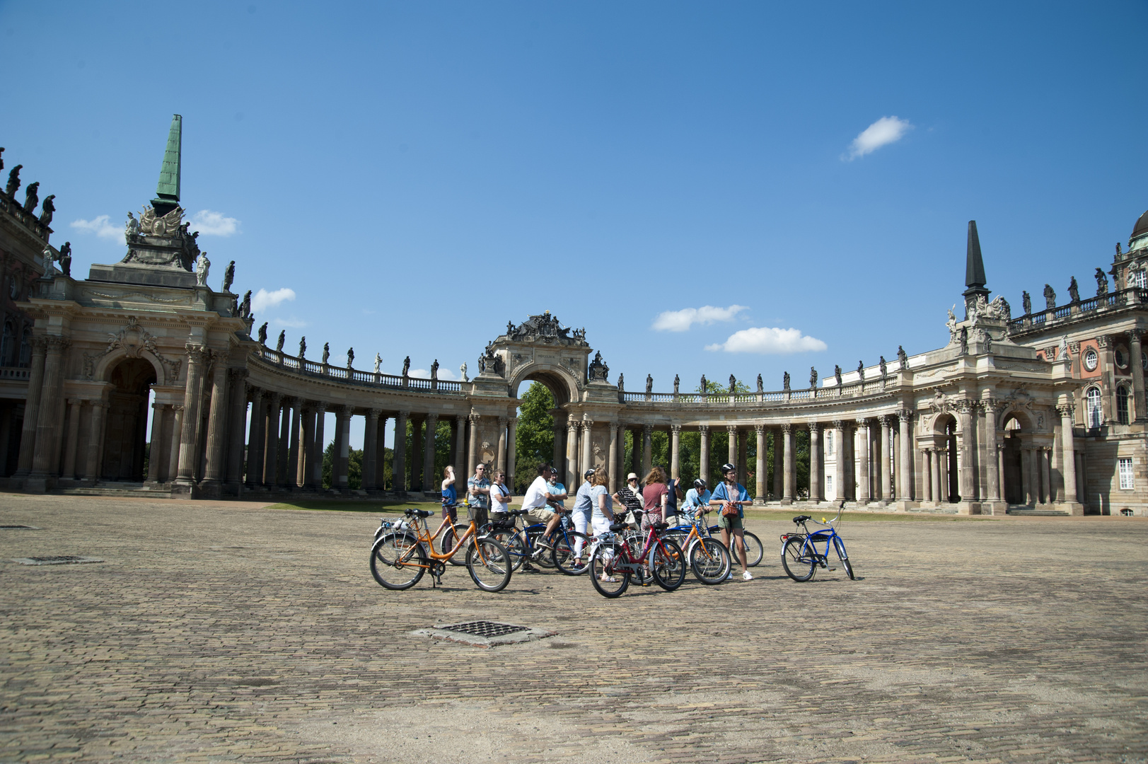 Gruppe Radfahrer im Schlosspark.