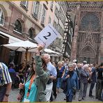 Gruppe ZWEI vor der Kathedrale Ca-11-col