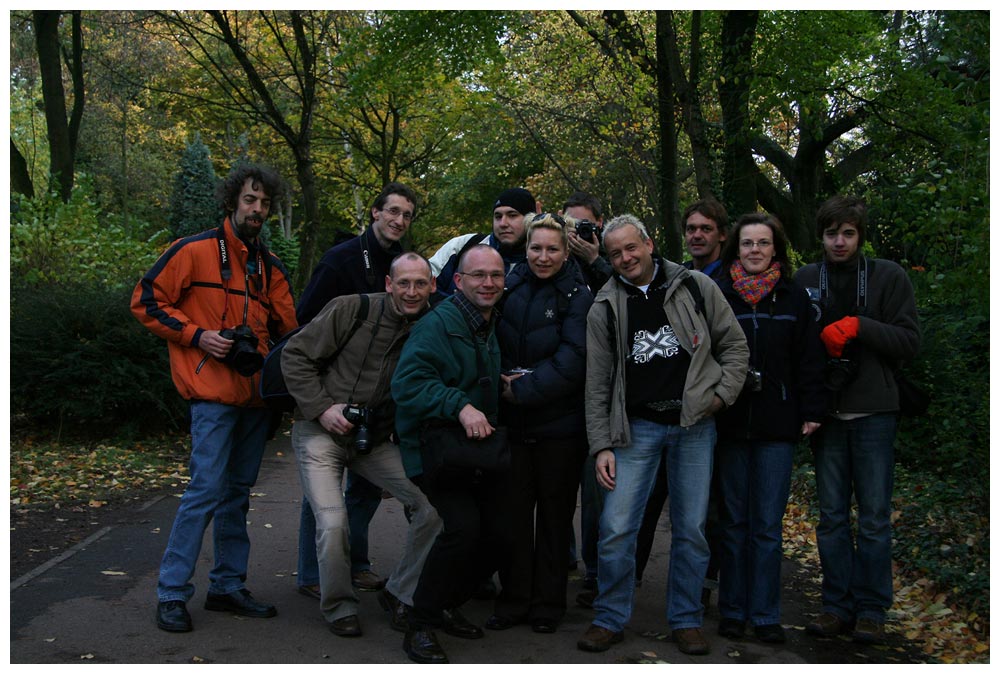 Gruppenbild auf dem Friedhof II