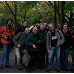 Gruppenbild auf dem Friedhof II