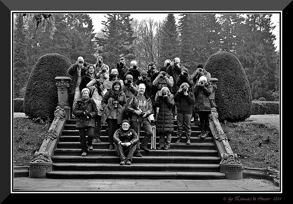 Gruppenbild mit Damen in Schwarzweiß