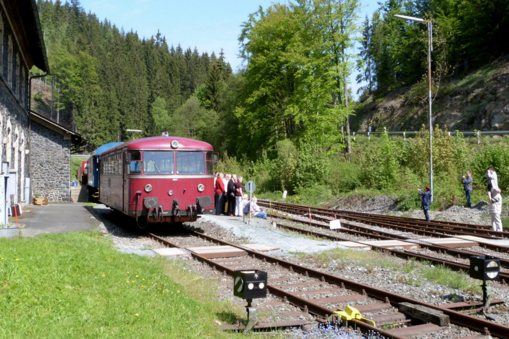 Gruppenbild mit Schienenbus