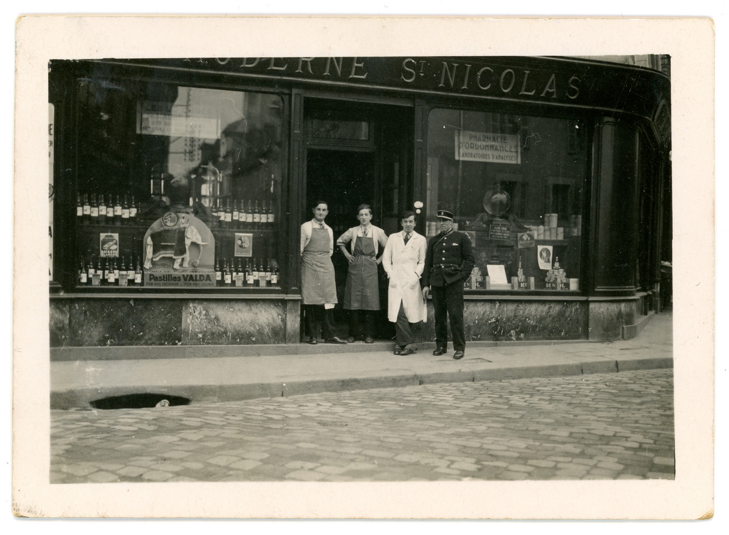 Gruppenbild vor alter Apotheke