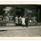 Gruppenbild vor alter Apotheke