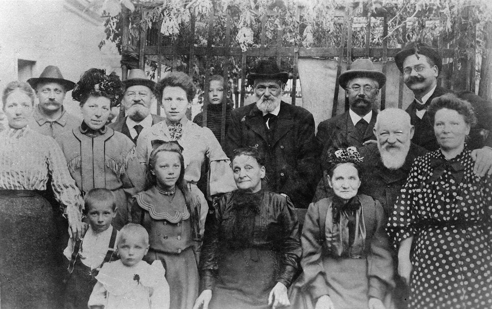 Gruppenfoto anläßlich der Goldene Hochzeit meiner Urgroßeltern 1905