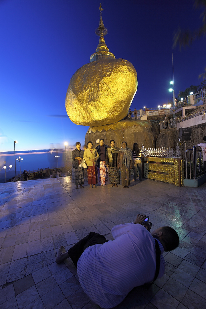 Gruppenfoto mit goldenem Felsen, Myanmar