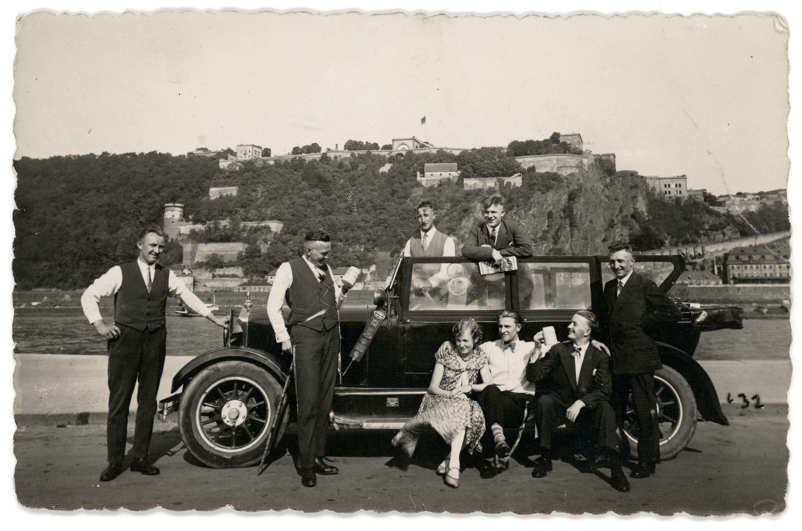 Gruppenportrait mit Mercedes(?) vor Festung Ehrenbreitstein