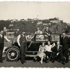 Gruppenportrait mit Mercedes(?) vor Festung Ehrenbreitstein