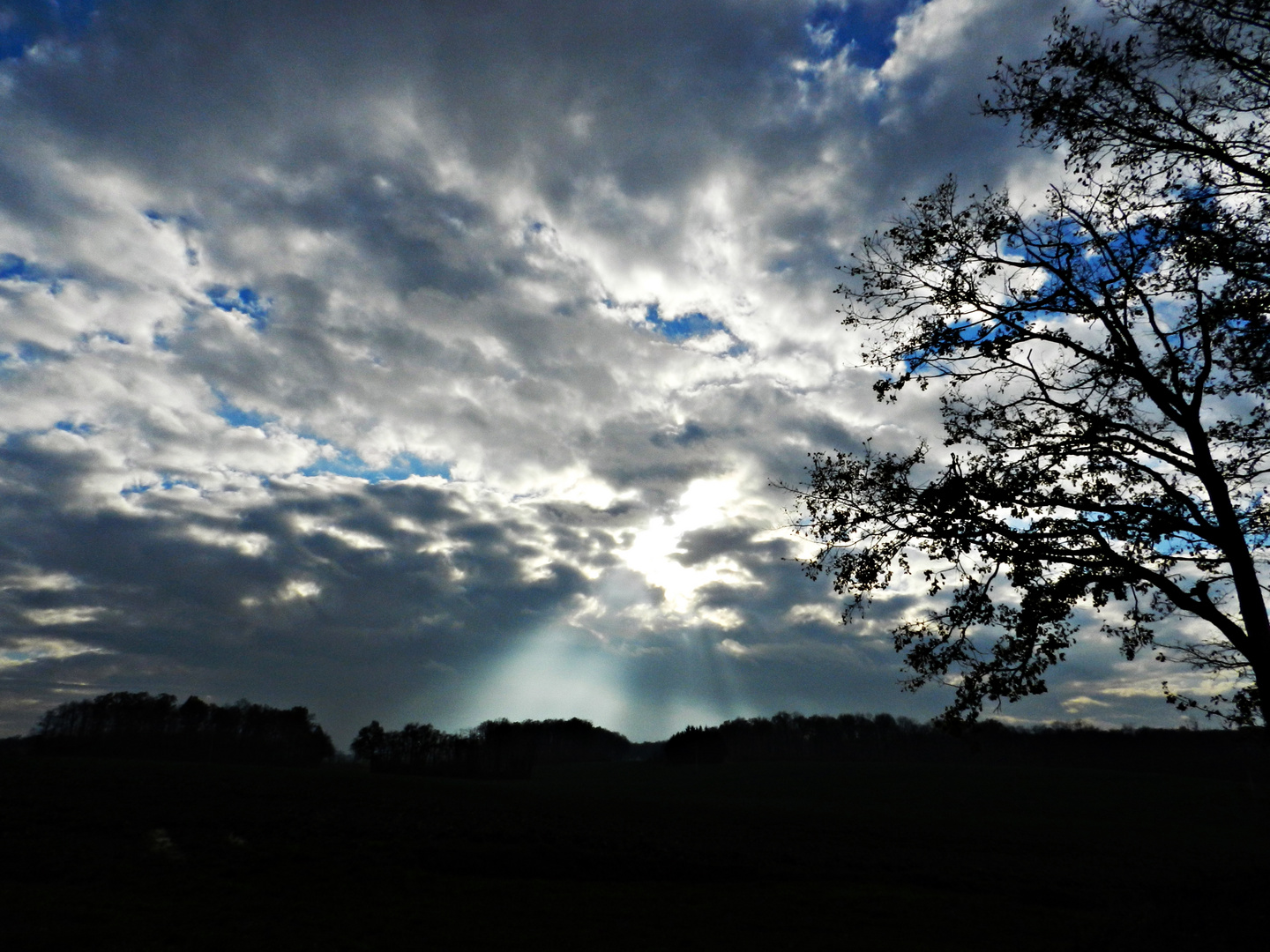 Gruss der Sonne durch die Wolkenlichtung