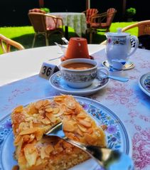 Gâteau au beurre avec amandes et café