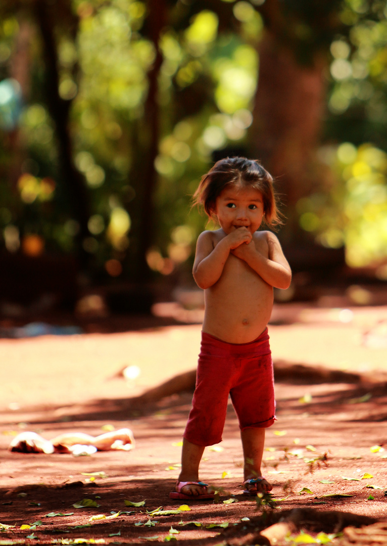 Guarani Kind im dörflichen Umfeld (argentinische Impressionen)