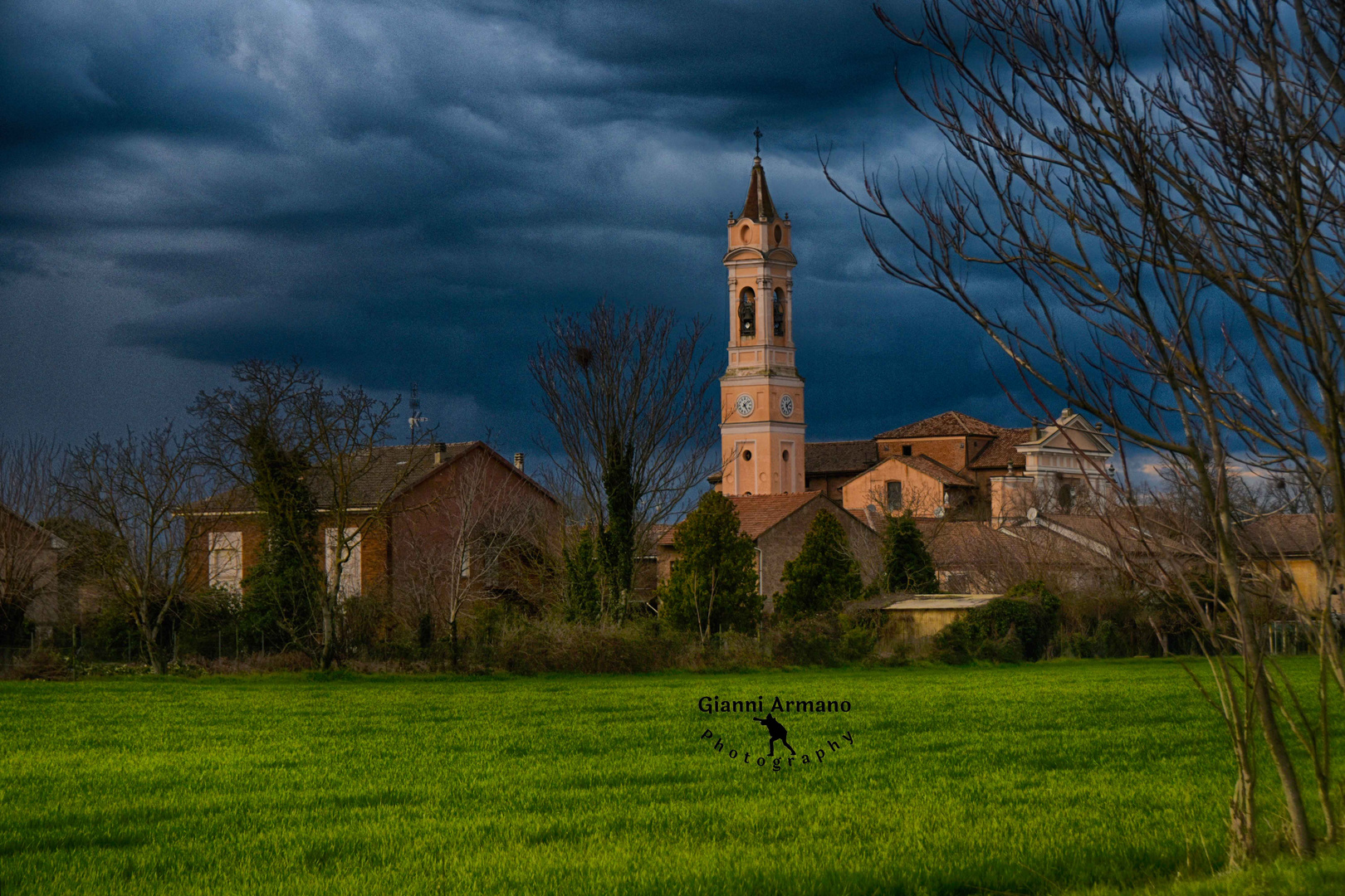 Guarda che cielo. San Giuliano Nuovo la chiesa, Alessandria . Piemonte . Italia 