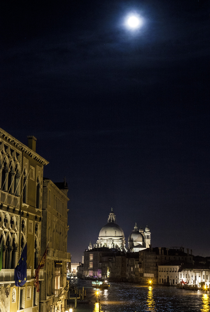 Guarda che luna!